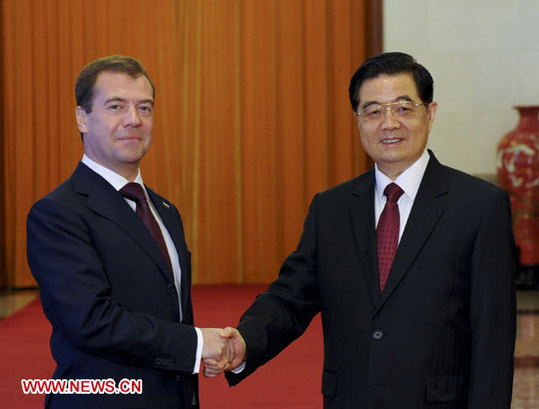 Le président chinois Hu Jintao a eu, lundi matin à Beijing, des entretiens avec son homologue russe Dmitri Medvedev pour discuter des moyens pour renforcer la coordination et les relations bilatérales sur les affaires internationales.