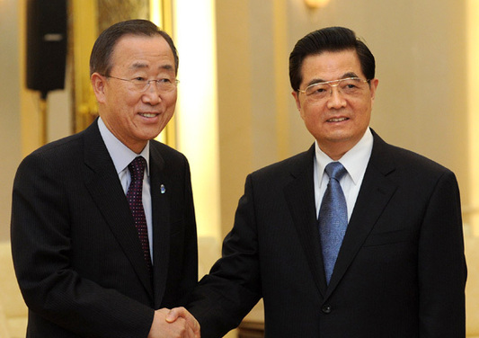 Le président chinois Hu Jintao s'est engagé lundi à continuer de soutenir le travail des Nations unies (ONU) et celui de son secrétaire général, Ban Ki-moon, et à faire des efforts pour promouvoir l'édification d'un monde pacifique et harmonieux.