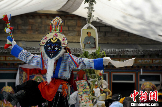 Le 7 août, des villageois du district de Duilong à Lhassa, capitale de la région autonome du Tibet, présentent une pièce de théâtre tibétain pour célébrer le festival Ongkor.