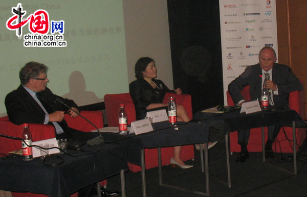 Marc Parrot (gauche), responsable des ressources humaines de la société Safran en Chine, Li Hua (centre), associée du cabinet d'avocats Gide Loyrette Nouel, et Jacques Sagot, président de l'Association Franco-hinoise pour le Droit économique, responsable de la Commission Chine du Barreau de Paris.