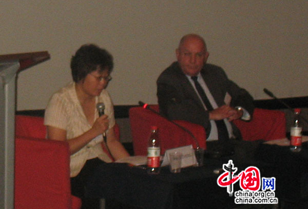 Zheng Aiqing (gauche), professeur associé de l'Université du peuple, docteur en droit de Paris I et Gérard Deleens, président des Conseillers du Commerce Extérieur, section Chine, conseiller élu de l'assemblée des Français de l'étranger.