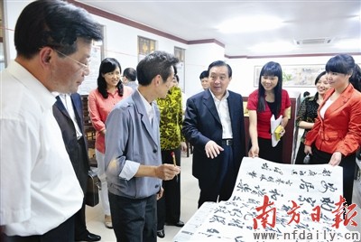 Wang Chen (4e à droite), vice-directeur du Département de la communication du Comité central et directeur du Bureau de l'information du Conseil des affaires d'État, mène une inspection dans la communauté résidentielle de Dufu du quartier de Guangwei, dans l'arrondissement de Yuexiu à Guangzhou, chef-lieu de la province du Guangdong, le 31 octobre. 