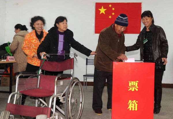 Ni Baoshu, 87 ans, dépose son bulletin de vote à Beijing, mardi.