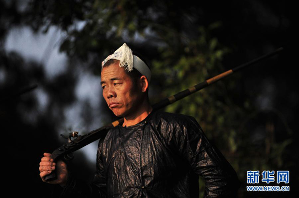  Un homme de Basha porte un fusil. Photo prise le 17 novembre. 