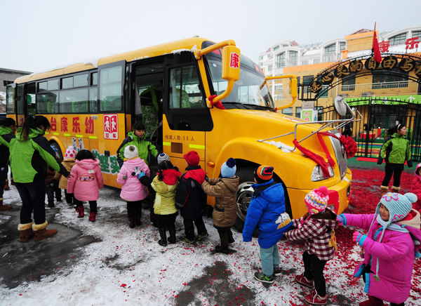 Des enfants alignés pour monter à bord d'un bus scolaire de style américain à Yantai, dans la province orientale du Shandong, samedi dernier.