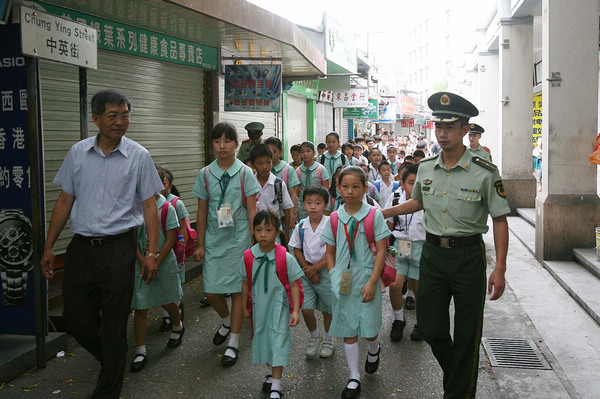 Au début de l'année scolaire l'automne dernier, la police fait traverser la frontière aux élèves qui vivent à Shenzhen, province du Guangdong, et qui se rendent à l'école à Hong Kong. 