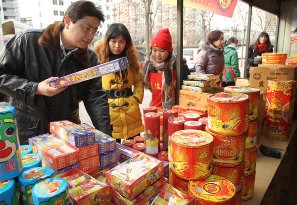 Les résidents achètent des feux d'artifice à un point de vente Guangshun North Road à Beijing, vendredi 20 janvier.