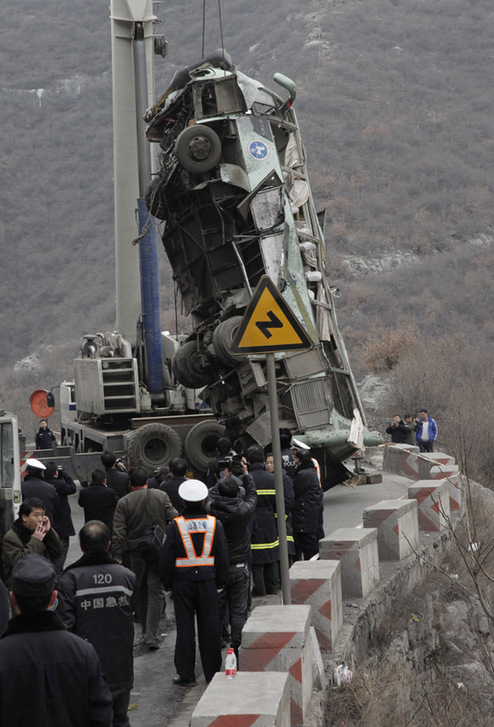 Un bus touristique plonge dans un ravin dans le nord de la Chine : quinze morts confirmés_1