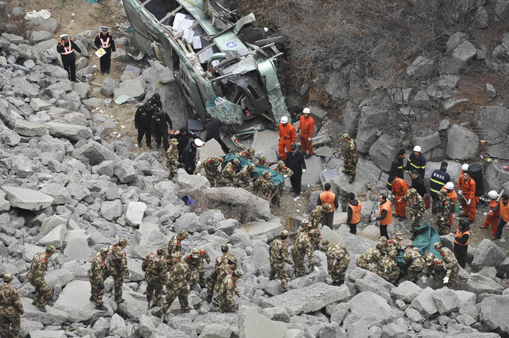 Un bus touristique plonge dans un ravin dans le nord de la Chine : quinze morts confirmés_2