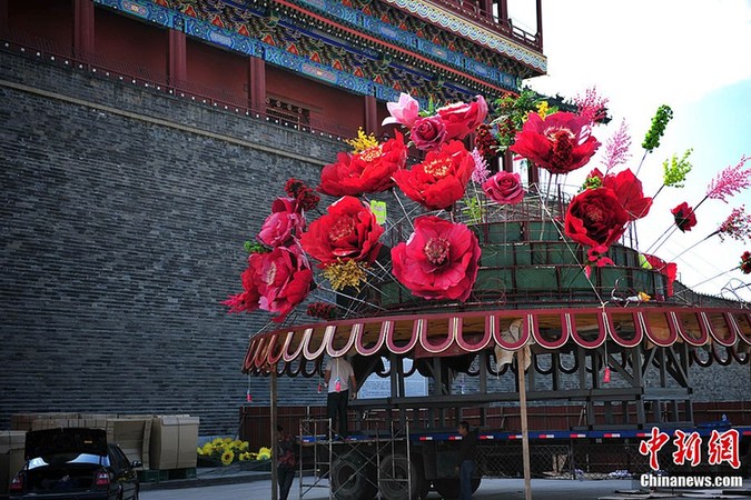 La place Tiananmen ornée de parterres de fleurs pour la fête nationale