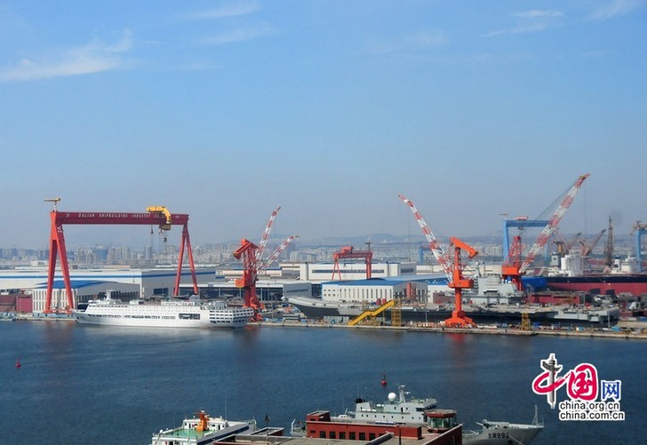 Le 2 septembre 2011, entretiens et assemblages du porte-avions chinois dans la société industrielle de construction navale de Dalian. 