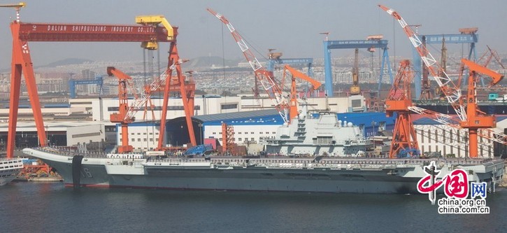 Le 16 septembre 2012, à la suite d&apos;un 10e essai en mer, le personnel militaire se réunit sur le pont du porte-avions, dont le numéro de coque « 16 » est visible. 