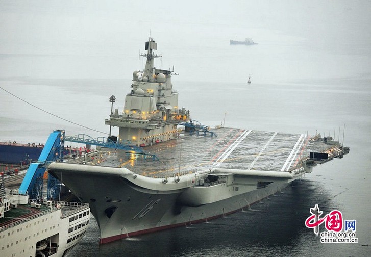 Le 22 septembre 2012, le porte-avions chinois jette l&apos;ancre dans le port de Dalian. 