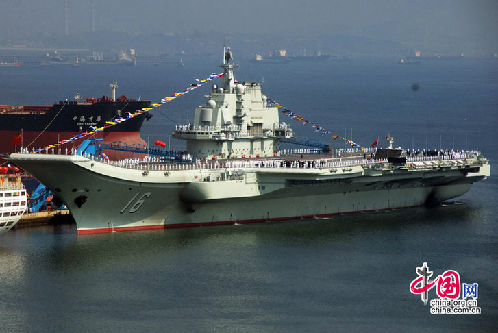 Le 25 septembre 2012, le premier porte-avions chinois, nommé le Liaoning, est officiellement délivré à la Marine de l&apos;Armée populaire de libération (APL) et mis en service actif.