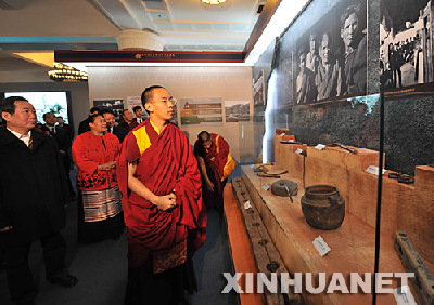 Le 11e panchen-lama Gyaincain  Norbu a visité dimanche une exposition consacrée aux progrès  économiques et sociaux que la Région autonome du Tibet a connus au cours des cinq dernières décennies.