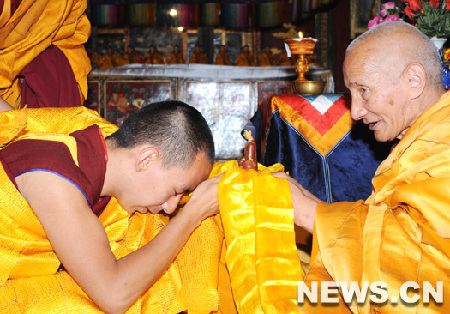 Le 11e panchen lama a présidé samedi matin une importante ordination dans la lamaserie Zhaxi Lhunbo, la plus grande de son genre à Xigaze, dans la Région autonome du Tibet.