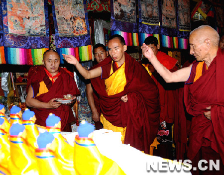Le 11e panchen lama a présidé samedi matin une importante ordination dans la lamaserie Zhaxi Lhunbo, la plus grande de son genre à Xigaze, dans la Région autonome du Tibet.