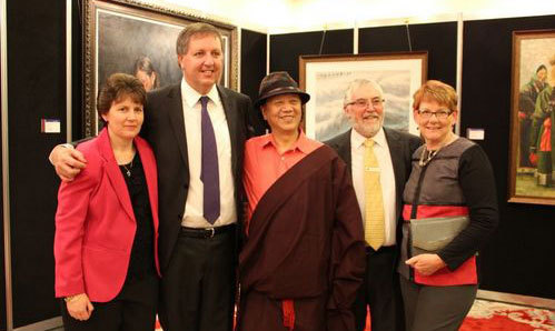 Les invités ont admiré les œuvres à la réception de l’exposition « l’harmonie et la beauté du Tibet ».jpg