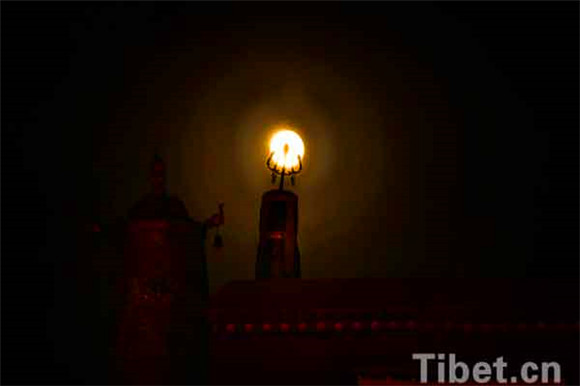Lune de sang vue à Lhassa du Tibet