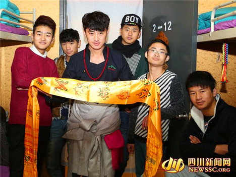 6 étudiants d’un institut de Chengdu décorent leur chambre de style tibétain