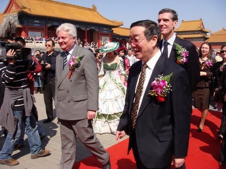 L’ambassadeur de France en Chine M. Hervé Ladsous (à gauche), le directeur du Musée du Palais impérial M. Zheng Xinmiao (à droite), et le Président-directeur du musée du Louvre M. Henri Loyrette se dirigent vers la Porte du Méridien pour le lever de rideau de l&apos;exposition.