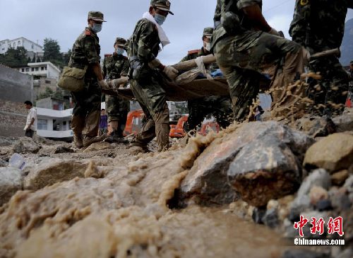 Les secours s'organisent après les coulées de boue de Zhouqu 