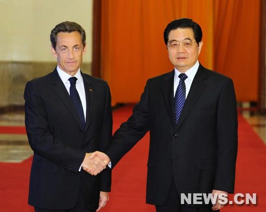 'J'ai plaisir à accepter l'invitation du président Sarkozy, et j'aimerais visiter la France à un moment opportun pour les deux parties', a déclaré Hu Jintao devant la presse au Grand Palais du Peuple à Beijing, à l'issue d'un entretien avec M. Sarkozy qui effectue actuellement une visite en Chine.