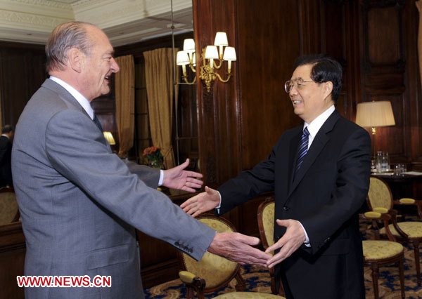 Le président chinois Hu Jintao, actuellement en visite en France, a rencontré vendredi à Paris l'ancien président français Jacques Chirac.
