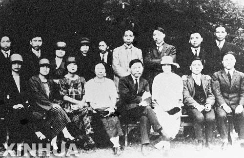 Une photo des premiers étudiants-ouvriers chinois en France en 1919.