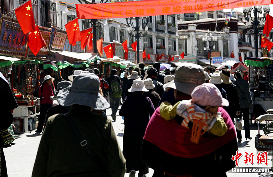 5月23日是西藏和平解放60周年纪念日，拉萨市八廓街内的商户纷纷悬挂国旗庆祝西藏和平解放60周年。中新社发 史元丰 摄